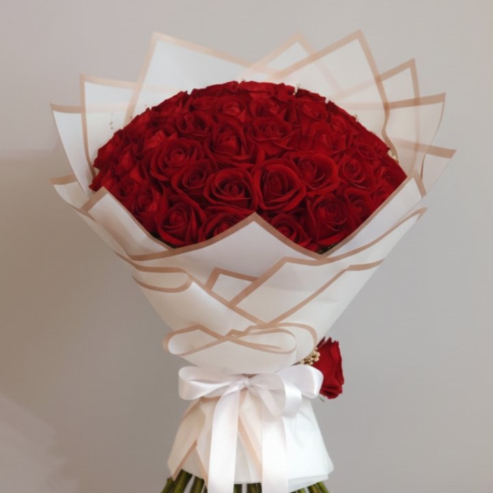18 Red Roses Bouquets 1 A fresh 18 red roses bouquet arranged beautifully in a clear glass vase for a romantic gift.